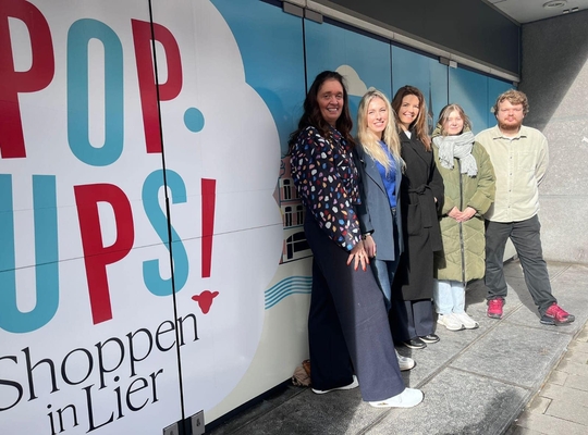 Schepen van Lokale Economie Ilse Lambrechts (links)