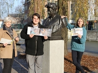 Schepen Rik Verwaest en twee toerismemedewerkers bij de buste van Felix Timmermans. Foto CVR 